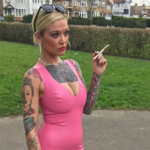 rosa Latex Gummi rauchfetisch Anna Rosenmüller.jpg