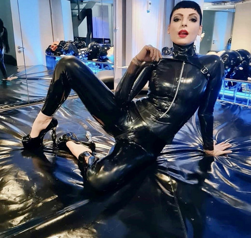 Emanuela solomie Latex domina Smoking sexy Smoking während Benjamin fiegl ihr aufs Latex spritzt 💦🔥 .jpg