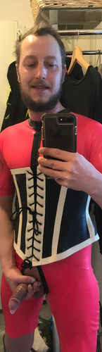 Sklave Benjamin Fiegl Pink Latex Korsett steifer Schwanz.jpg