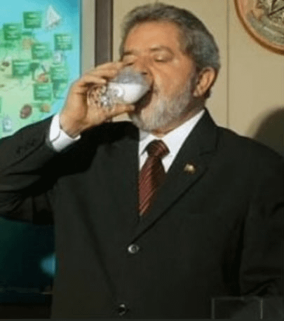 lula bebendo leite.png