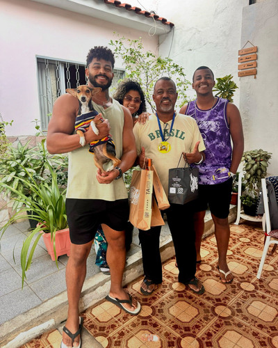 Photo by Felipe FERR on August 11, 2024. May be an image of 3 people and sling..jpg