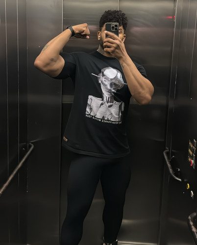 Photo by Felipe FERR on August 01, 2024. May be an image of 1 person, biceps, activewear, sweatpants.jpg