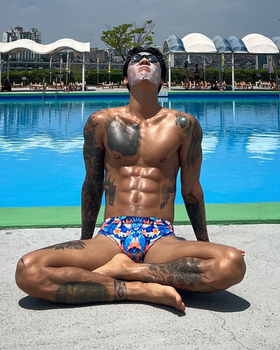 Photo by 비 르 on July 02, 2024. May be an image of 1 person and pool..jpg