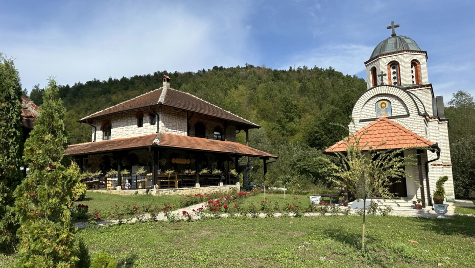TRAŽILI SU BLAGO, A PRONAŠLI MOŠTI VELIKE SVETITELJKE IZ KOJIH JE IZBIJALA SVETLOST Neverovatna priča o Svetoj Sari i njenoj zadužbini kod Kragujevca