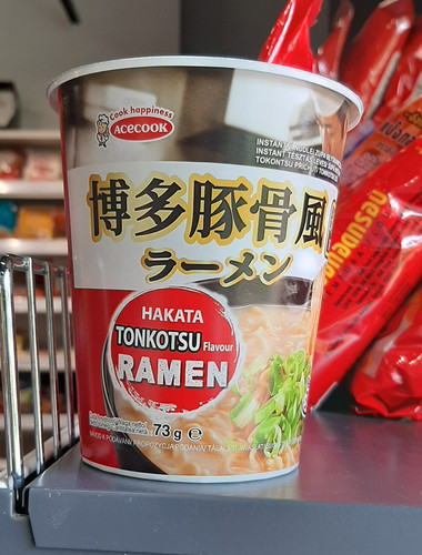 Zupki z makaronem Ramen Tonkotsu kubek 73g 5,40