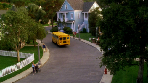 cap Desperate.Housewives.S01E01.Pilot.1080p.DSNP.WEB DL.DDP5.1.H.264 FLUX 00 00 03 01.png