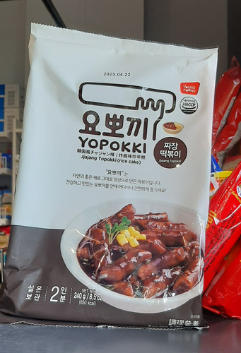 Yopokki z sosem czarnej fasoli 240g 20,00.jpg