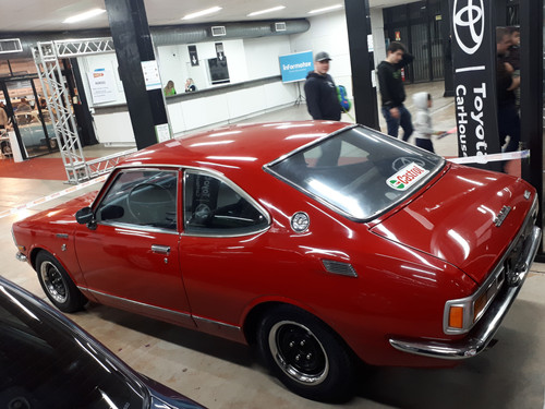 Toyota Corolla US spec '72 vermelho visto de trás