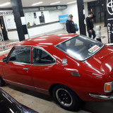 Toyota Corolla US spec '72 vermelho visto de trás