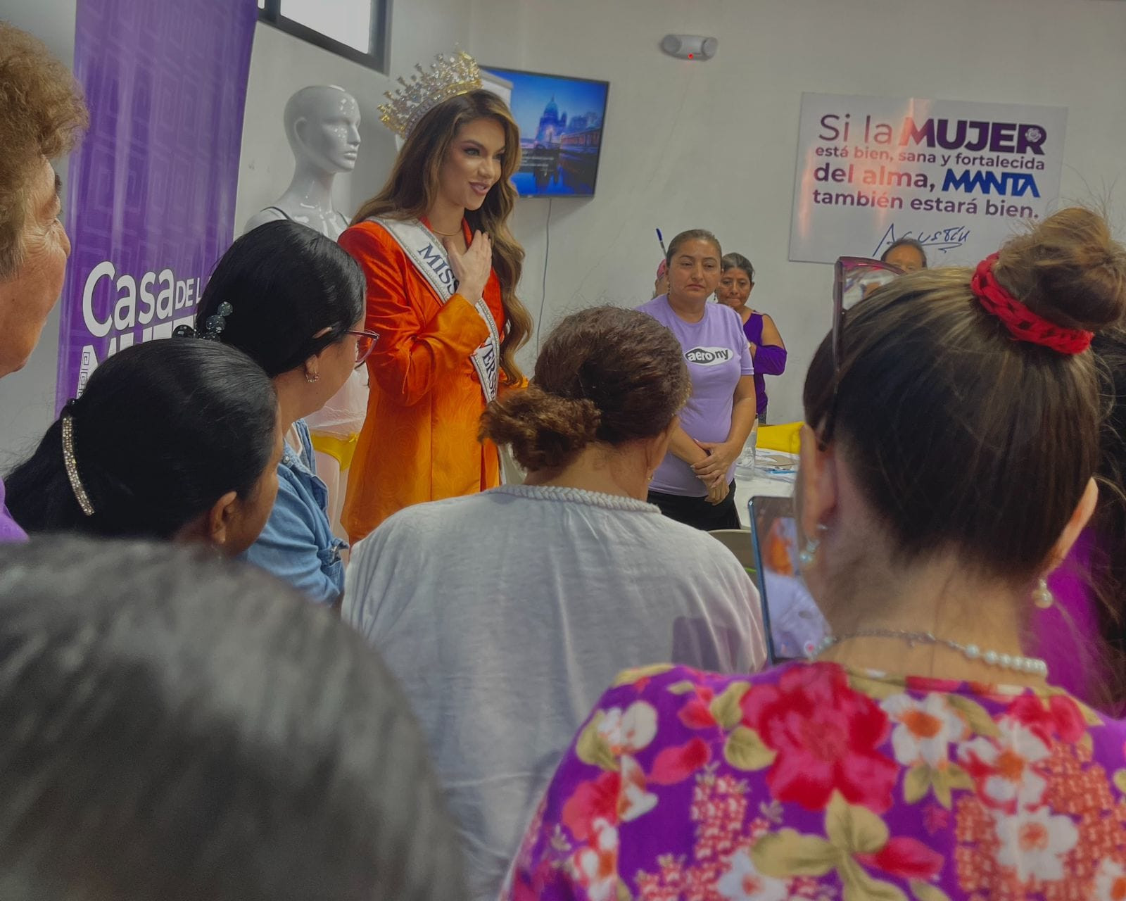 La Miss Ecuador Universo, Mara Topic, estuvo en Manta, y los detalles para la mujer más bella del país no pararon DVMCgS4