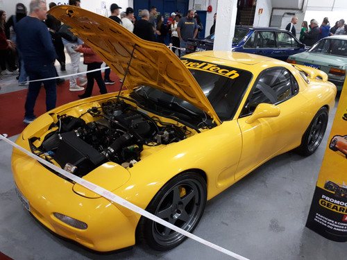 Mazda RX 7 FD '93 amarelo visto de frente