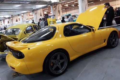 Mazda RX 7 FD '93 amarelo visto de trás