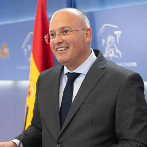 hQdzZSR KYAhtdNE.jpg