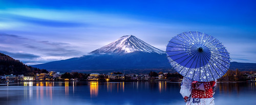 Asian woman wearing japanese traditional kimono at Fuji mountain, Kawaguchiko lake in Japan..jpg