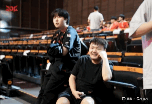 24099382 B674 405B 982A 82BE5BB5371B.gif