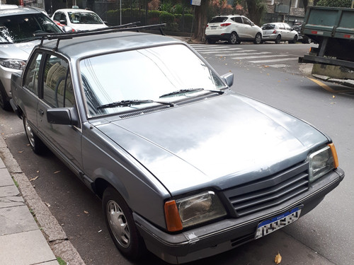 Chevrolet Monza 1.8 SL E '90 de duas portas visto de frente
