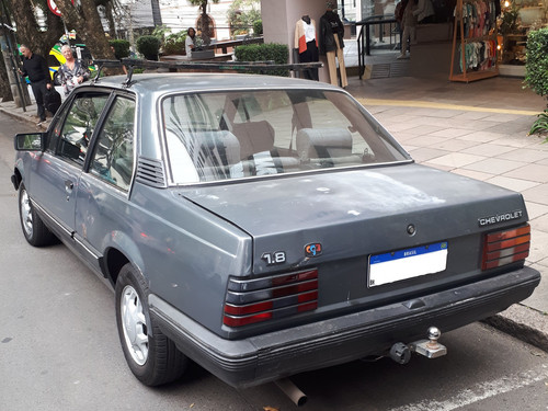 Chevrolet Monza 1.8 SL E '90 de duas portas visto de trás