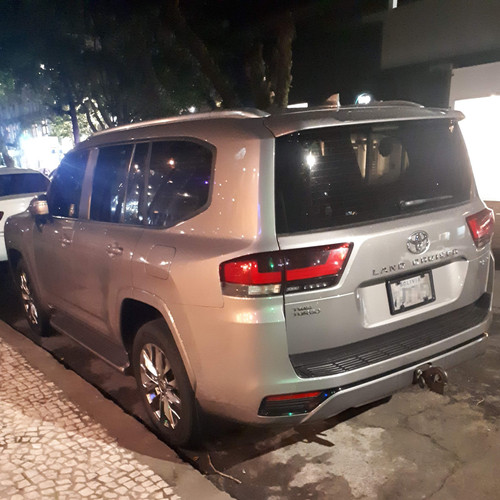 Toyota Land Cruiser 300 VX L 2023 visto de trás