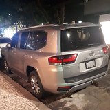 Toyota Land Cruiser 300 VX L 2023 visto de trás