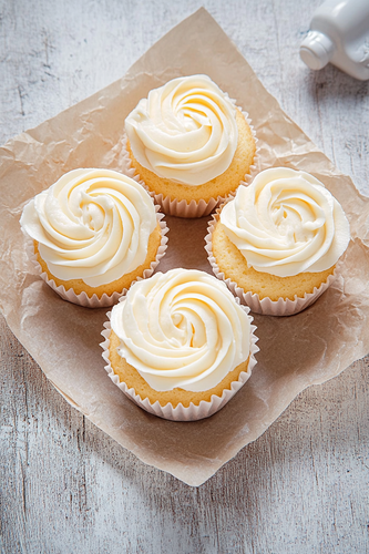 dterox httpss.mj.run4PG30 n1JWE Vanilla Cupcake in brown cook 6c65390c dc24 4d8a 93ec f170ea989359 3.png