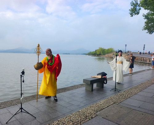 恩怨放两旁，流量摆中间.jpg