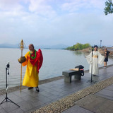 恩怨放两旁，流量摆中间