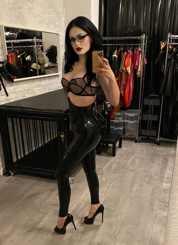 benjamin fiegl steif beim latex lippenstift anblick seiner besitzerin lady blackdiamoond keusch.jpg