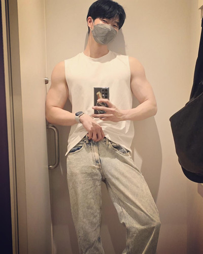Photo shared by 筋築家ゆうき on July 28, 2024 tagging @calvinklein. Có thể là hình ảnh về một hoặc nhiều n.jpg