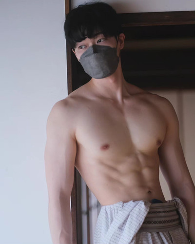 Photo by 筋築家ゆうき on August 26, 2024. Có thể là hình ảnh về 1 người, bắp tay và khăn sarong..jpg