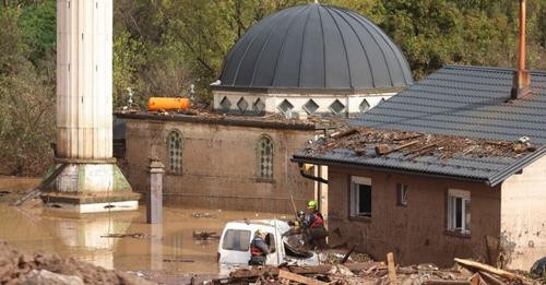 14733207832446227088?url=https%3A%2F%2Fnoa.al%2FnewsImages%2F2024%2F10%2Fauto Permbytjet ne Bosnje e.jpg