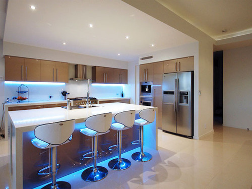 cuisine avec ilot central innovation dans déco éclairage néon chaises de bar ilot central en blan.jpg