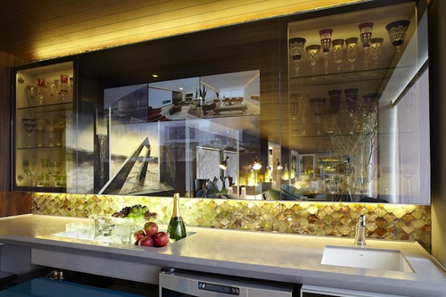 decoration interieur revetement de plafond en bois meubles en verre comptoir en marbre.jpg