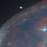 摄影师Andrew McCarthy爬上夏威夷的一座山头，拍下了土星在月球背后露出身影的瞬间