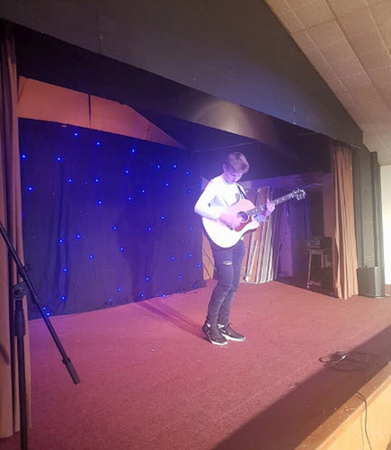 2018 12 01 Alex adele christmas show alex unplugged crop0.jpg