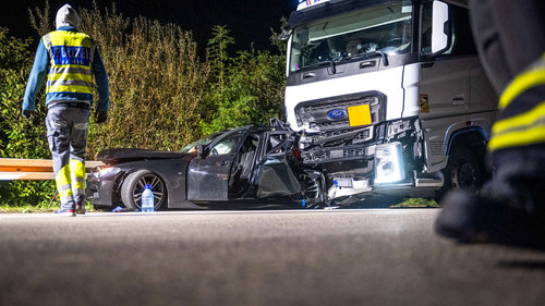 35803065 der lkw krachte in das heck des bmw 3aMH.jpg