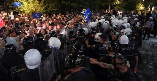 4100694649627921358?url=https%3A%2F%2Fshqiptarja.com%2Fuploads%2F539x308%2F1720729852 proteste.jpg&f.jpg