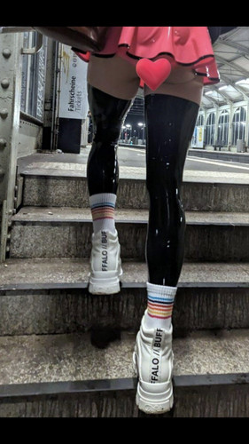 Latex gummihure Anna Rosenmüller latexstrümpfe und Latex Rock für ihr fickdate ö.jpg