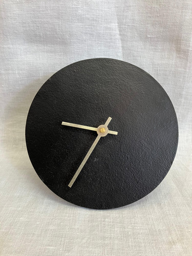 Handmade Metal Uhr Schwarz Gold.jpg