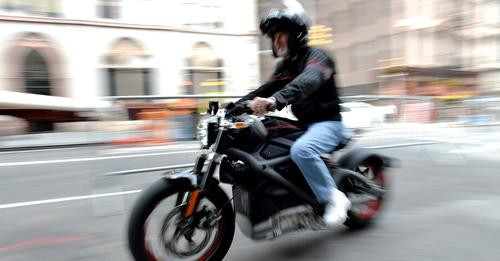 13196632029724461614?url=https%3A%2F%2Ftaz.de%2Fpicture%2F7116507%2F948%2FElektromobilitaet USA 1.jp.jpg