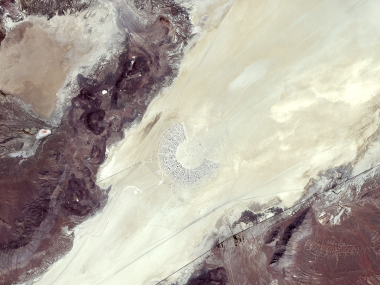 Incredibile Immagine Satellitare mostra il Burning Man Festival visto dallo Spazio 2 dscpGkv
