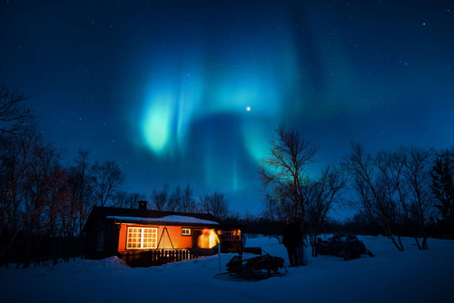 aurora borealis blue cabin cold wallpaper da714a7bbad6fae41569cadabf7f66a4.jpg