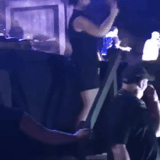 音乐节上为 Rapper 翻译的手语翻译员.gif