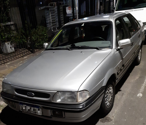 Ford Versailles Ghia '95 visto de frente à noite