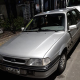 Ford Versailles Ghia '95 visto de frente à noite