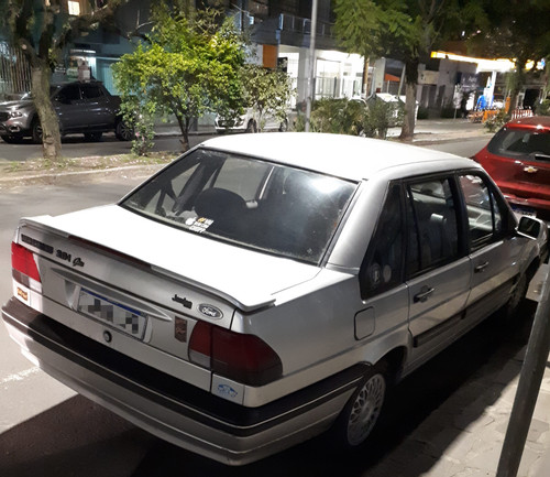 Ford Versailles Ghia '95 visto de trás à noite