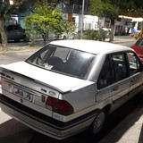 Ford Versailles Ghia '95 visto de trás à noite