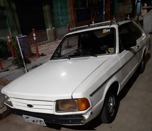 Ford Corcel L '86 branco visto de frente à noite