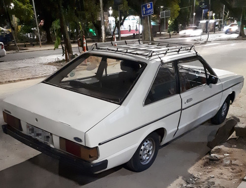 Ford Corcel L '86 branco visto de trás à noite