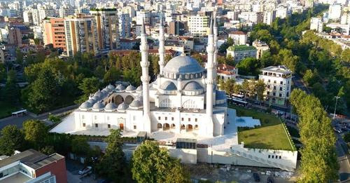 12878998152127490233?url=https%3A%2F%2Fshqiptarja.com%2Fuploads%2F780x440%2F1728406466 xhamiaenamazg.jpg