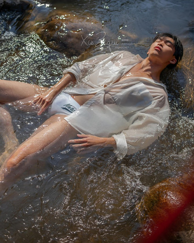 Photo by 谢梓秋 on September 09, 2024. Có thể là hình ảnh về 1 người và thủy vực..jpg